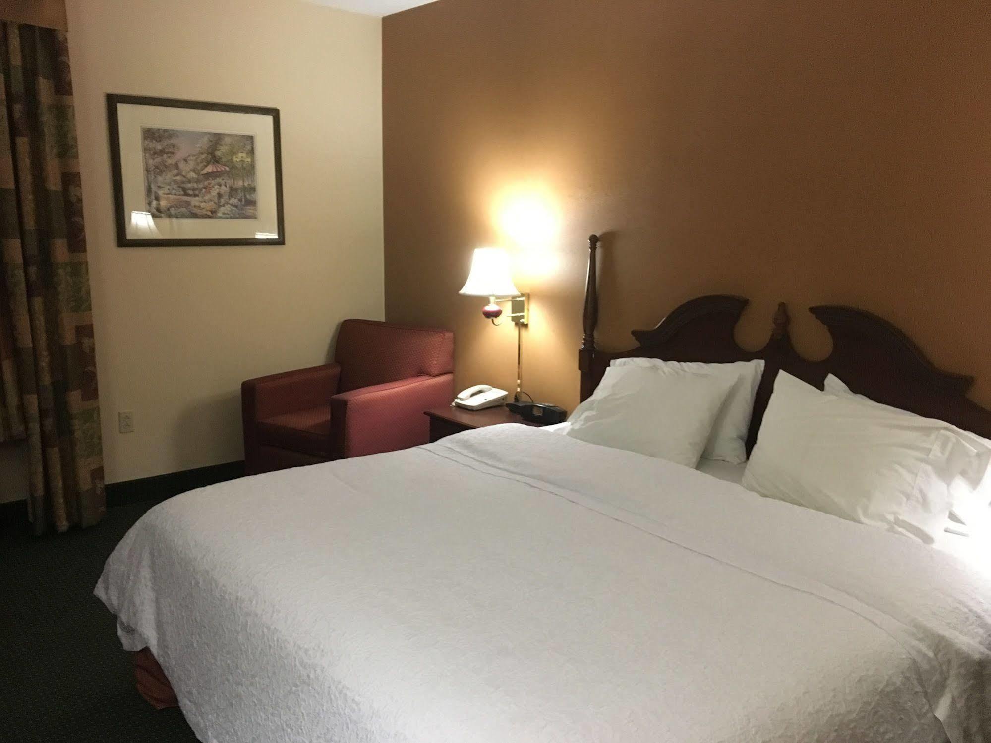 Hampton Inn Bedford Exterior photo